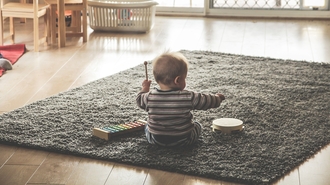 bébé jouant de la musique