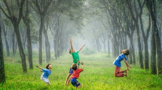enfant jouant dehors