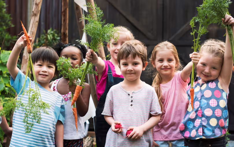enfants avec des légumes