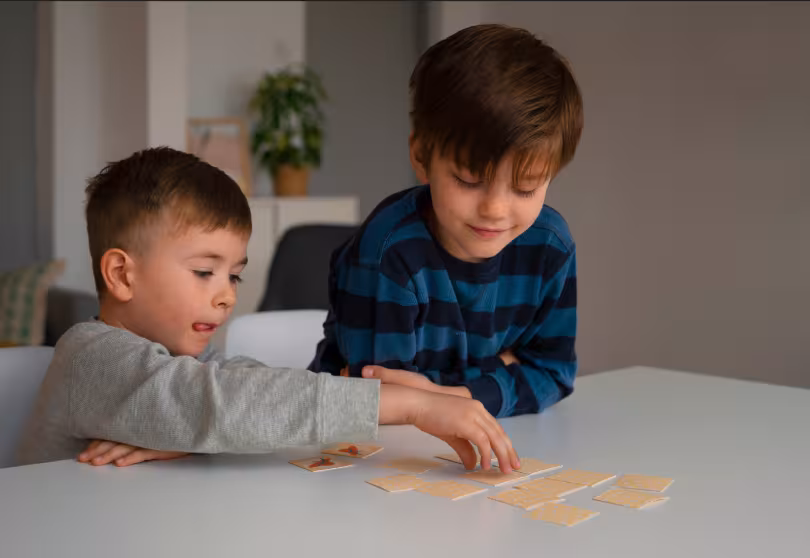 enfant réfléchissant lors d'une chasse au trésor à la maison