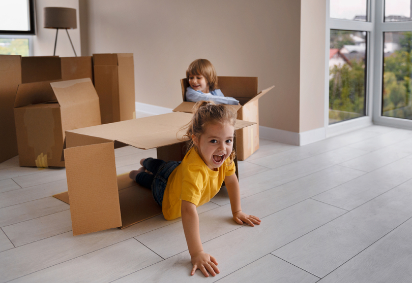 enfants jouant dans des cartons dans une maison