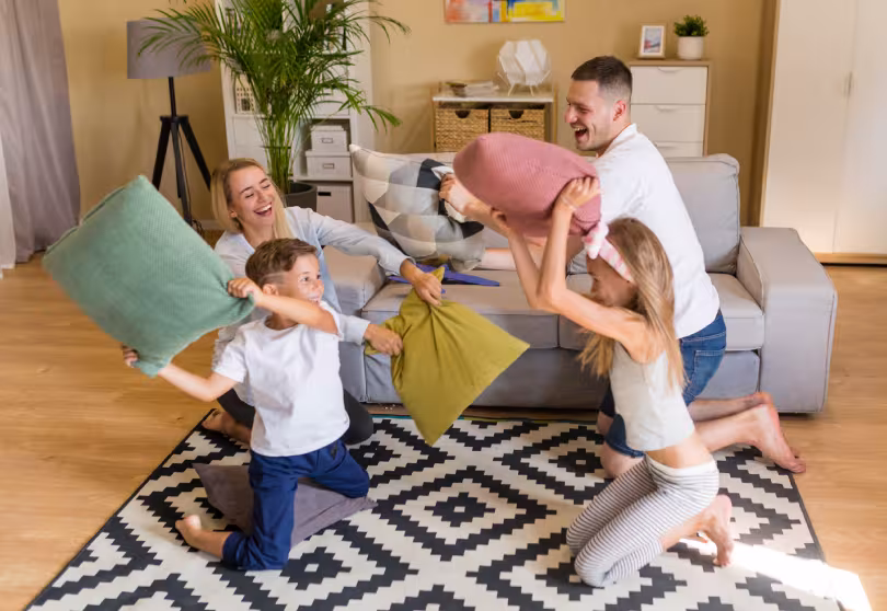 parents et enfants jouant dans leur maison