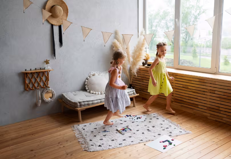 filles cherchant le trésor lors d'une chasse au trésor