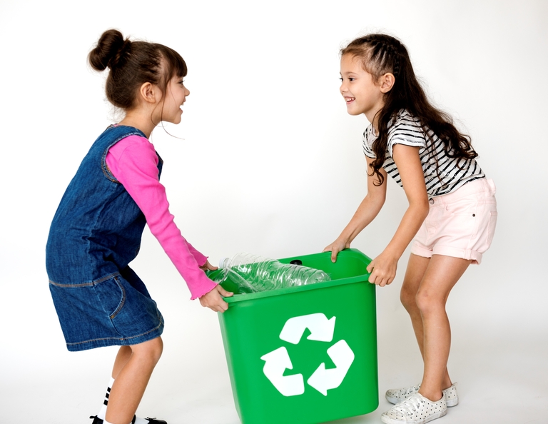 enfants recyclant des déchets