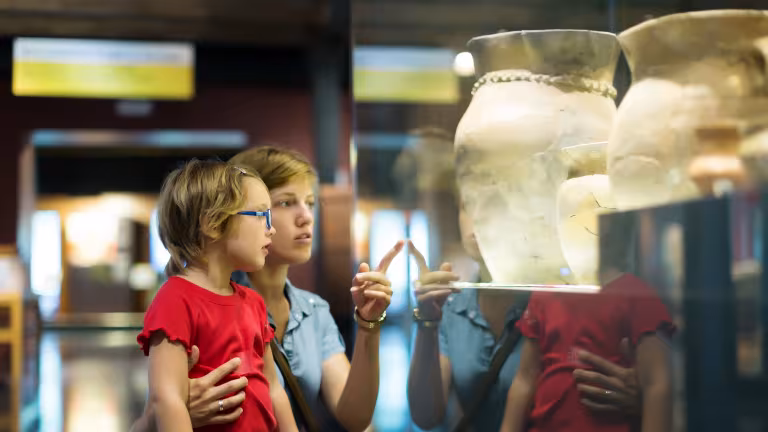 mère avec son enfant au musée