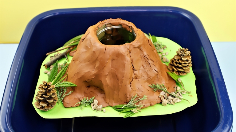 volcan décoré avec feuilles cailloux