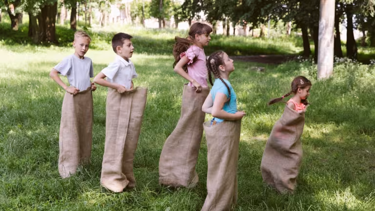 jeux de pâques la course en sac à patate