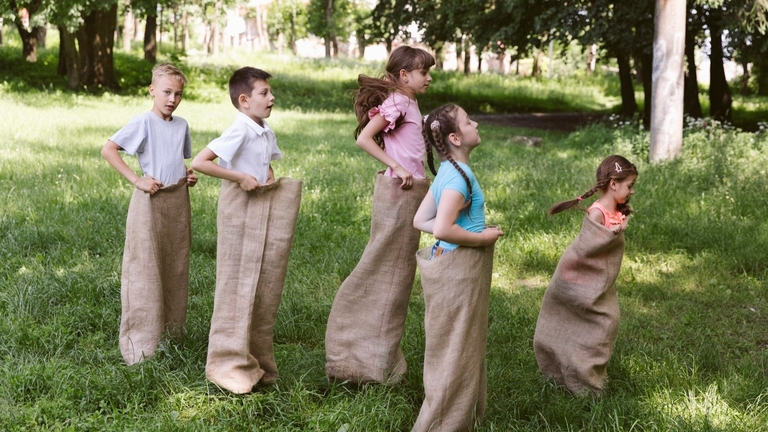 jeux de pâques la course en sac à patate