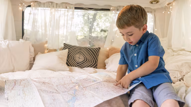 Enfant en pleine chasse au trésor à la maison, cachette adaptée aux 5 ans