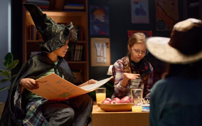 enfants de 7 ans jouant à une chasse au trésor à la maison