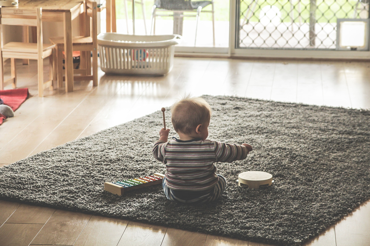 bébé jouant de la musique