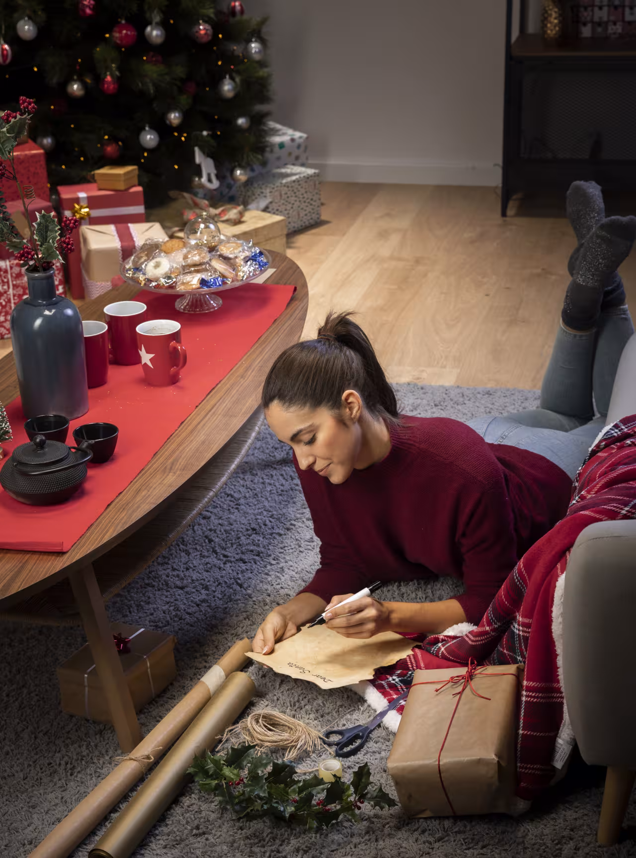 une maman préparant une chasse au trésor à imprimer pendant l'hiver