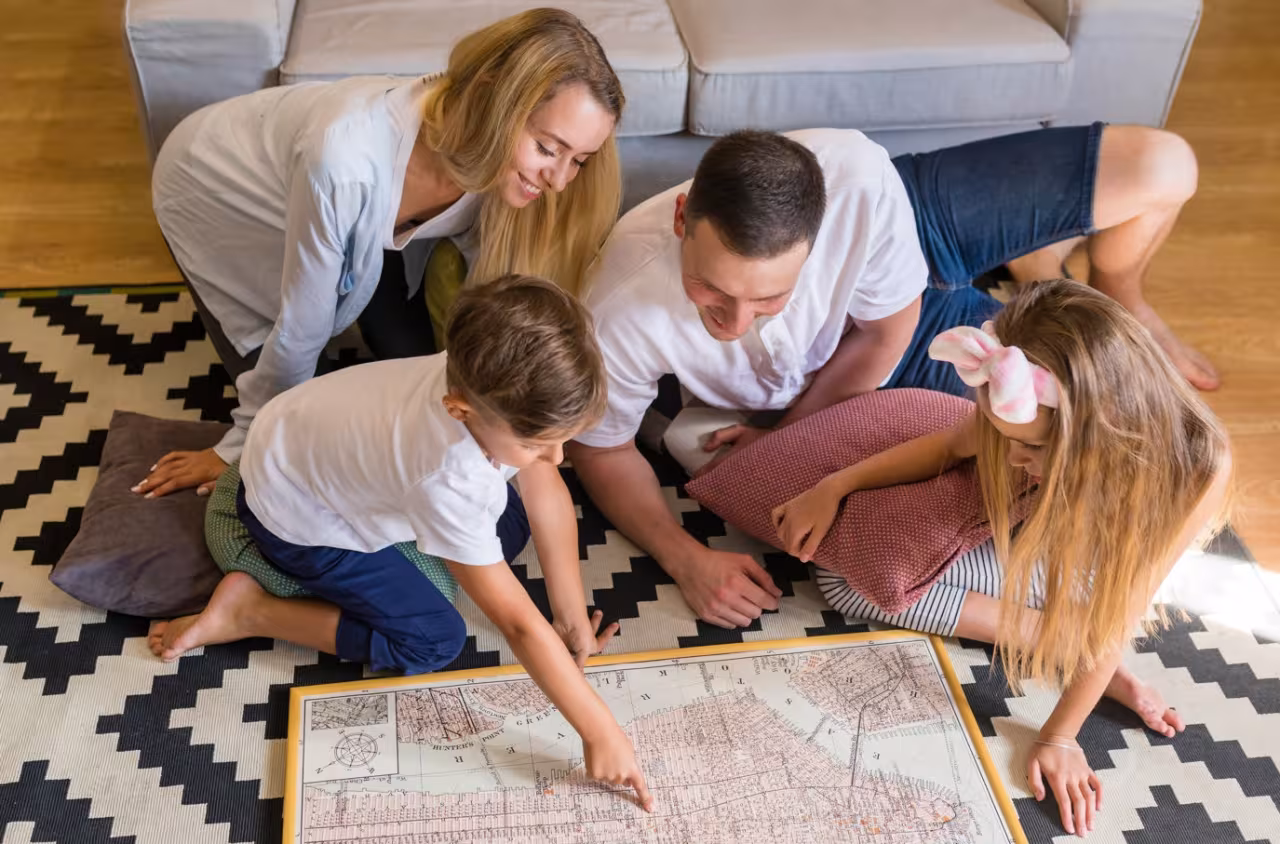 enfants et parents jouant à une chasse au trésor à la maison