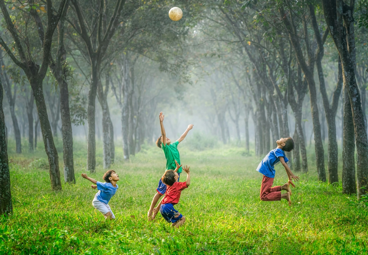 enfant jouant dehors